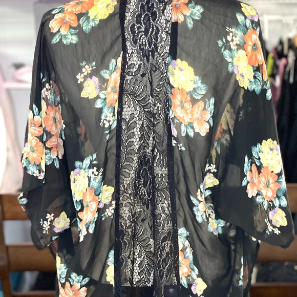 Floral Kimono with a lace back! - Picture 4 of 5